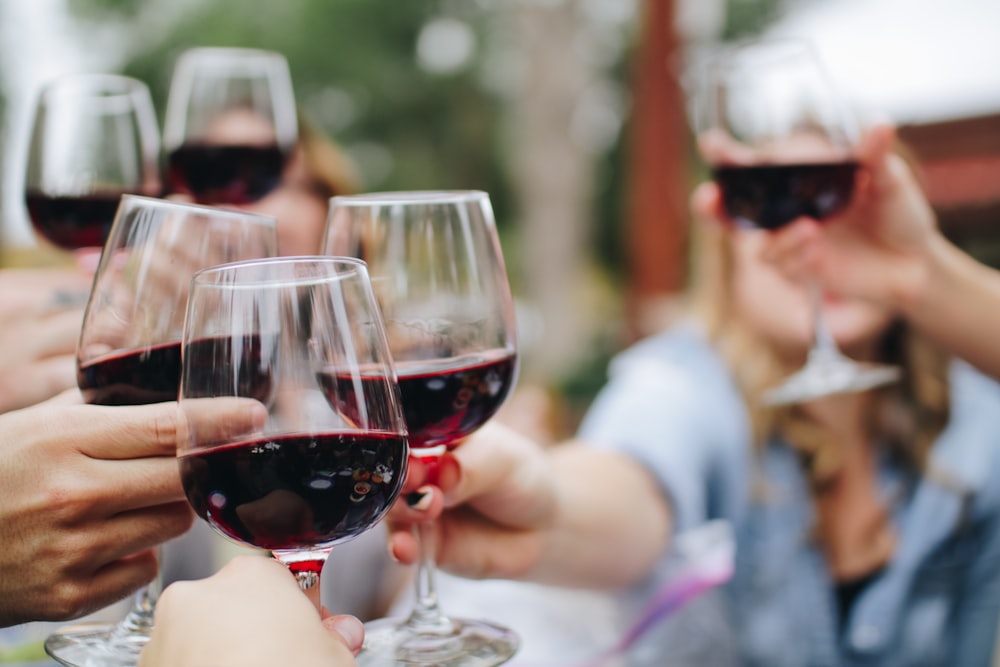 Copas de vino sobre la mesa